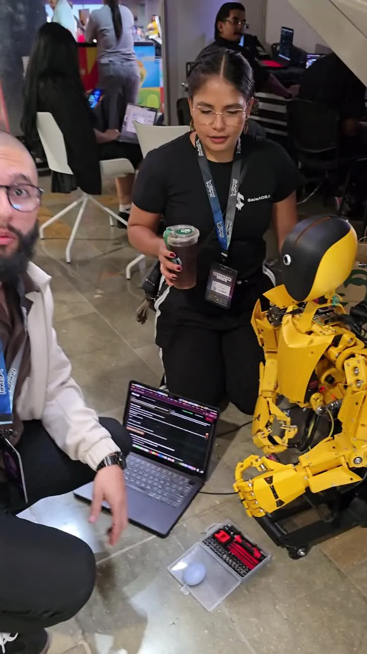 Robot de Jamilton Valkor en el escenario de la Feria Effix 2026