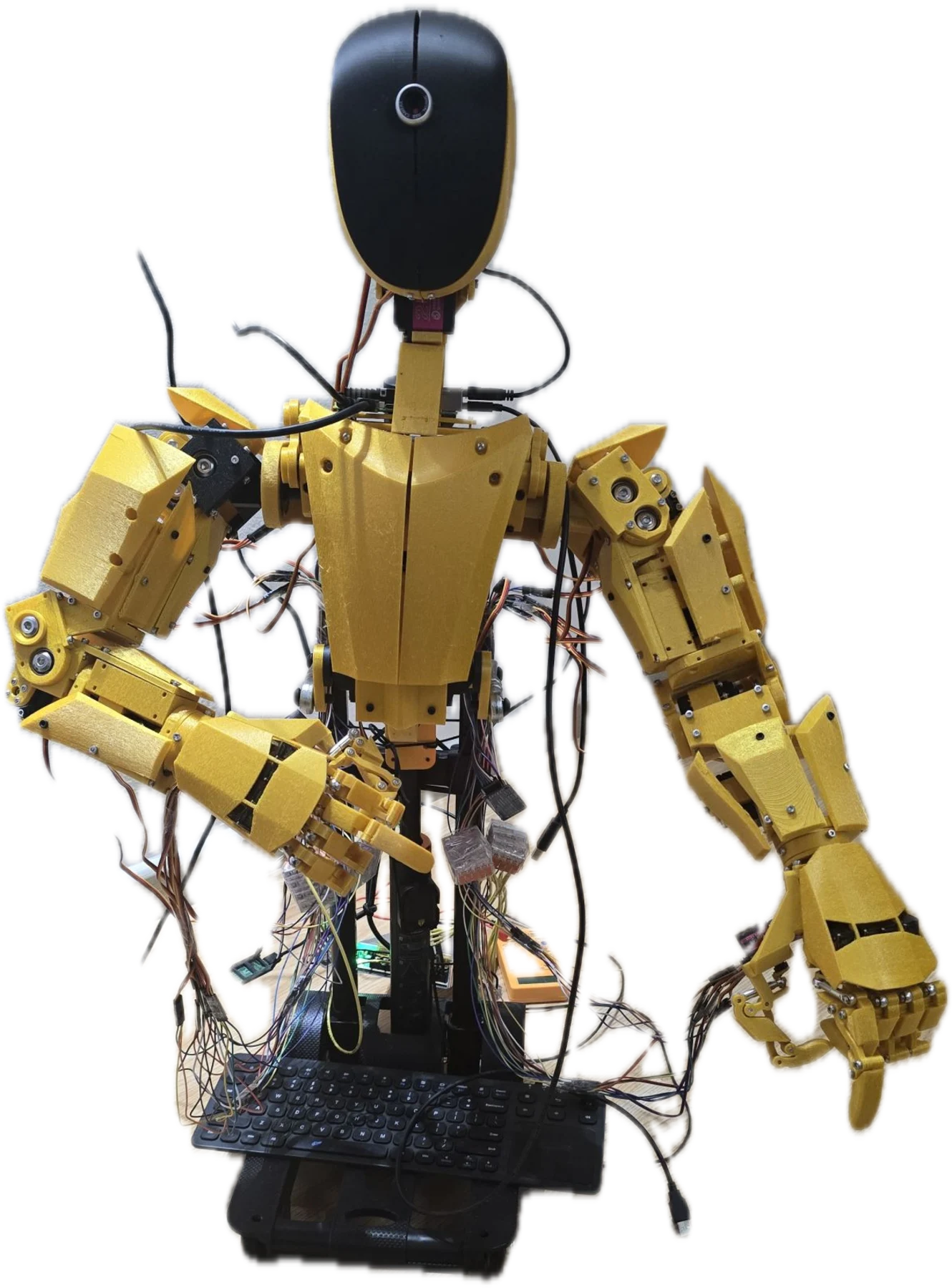 Humanoide amarillo de The Son Project: cabeza negra, torso y brazos impresos en 3D, cables expuestos